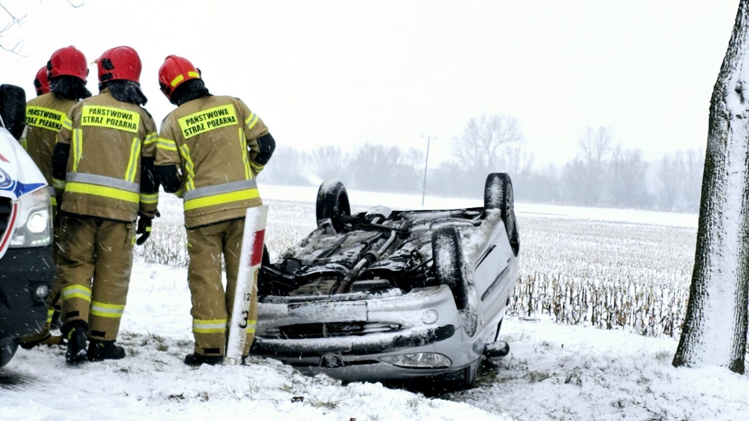 Peugeot dachował pod Kamieniem Pomorskim Kamienskie info