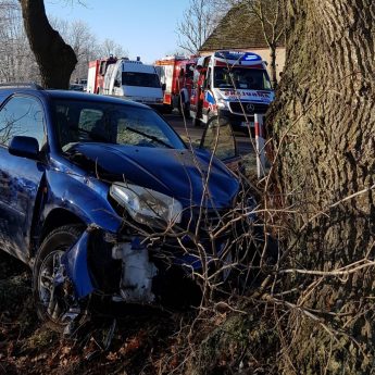 Wypadek pod Kretlewem. Toyota uderzyła w drzewo Wypadek pod Kretlewem. Toyota uderzyła w drzewo