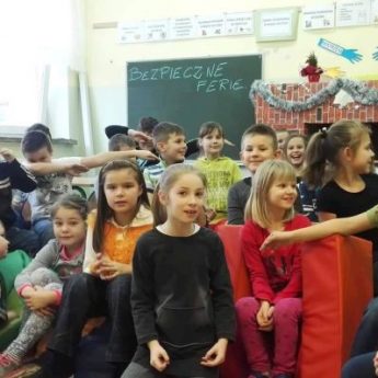 Kamieńscy policjanci dbają o bezpieczeństwo dzieci Kamieńscy policjanci dbają o bezpieczeństwo dzieci
