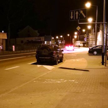 Prawdziwy mistrz parkuje tylko na pasie włączania się do ruchu!