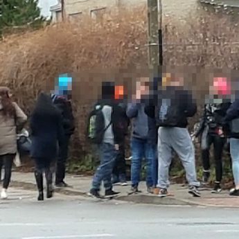 Śmieci, krzyki i niedopałki papierosów. Mieszkańcy mają dość "palarni"