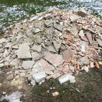 Czytelnik: "Po co utylizować, skoro można wyrzucić na parking" Czytelnik: "Po co utylizować, skoro można wyrzucić na parking"