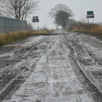 Czytelniczka: "Tak codziennie musimy dojeżdżać do domu" Czytelniczka: "Tak codziennie musimy dojeżdżać do domu"