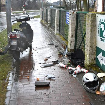 Osobówka wjechała w skuter. Jedna osoba trafiła do szpitala Osobówka wjechała w skuter. Jedna osoba trafiła do szpitala