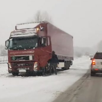 Paraliż komunikacyjny pod Dargobądzem. Samochody nie mogą podjechać pod górkę