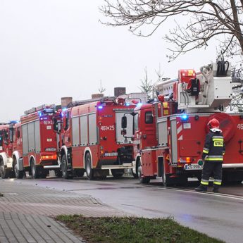 Pożar budynku gospodarczego w Golczewie. Na miejscu pięć zastępów straży