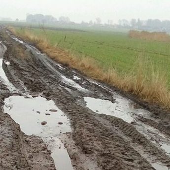 Od listopada mają problem z dojazdem do domu. "Nie może do nas dojechać nawet śmieciarka"