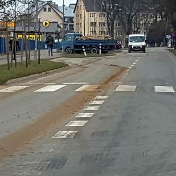 Ciężki sprzęt niszczący wszystko i brudne ulice. Czytelnik: "Tak wygląda budowa Lidla" Ciężki sprzęt niszczący wszystko i brudne ulice. Czytelnik: "Tak wygląda budowa Lidla"