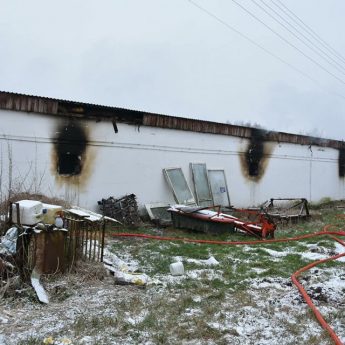 Pożar kurników w Ładzinie. Na miejscu 7 zastępów straży