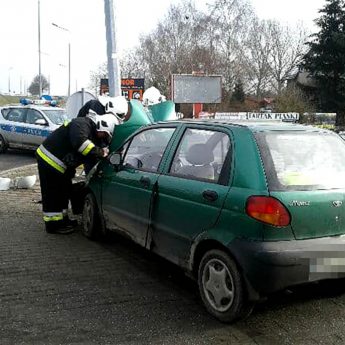 Pijacką przejażdżkę skończyli na słupie. Miał ponad 2 promile