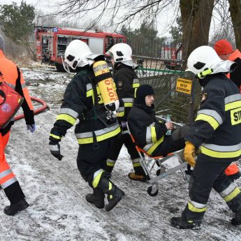 Złamał nogę w trakcie gaszenia pożaru. Strażak przewieziony śmigłowcem do szpitala