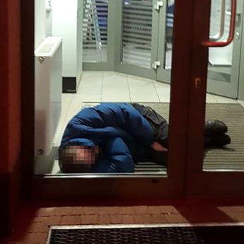 Z bankomatu zrobił sobie noclegownię. Czytelnik: "Ludzie boją się tam wchodzić" Z bankomatu zrobił sobie noclegownię. Czytelnik: "Ludzie boją się tam wchodzić"