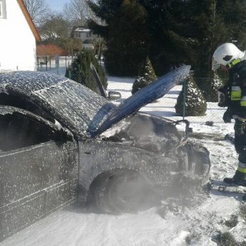 Audi stanęło w płomieniach! Na miejscu dwa zastępy straży!