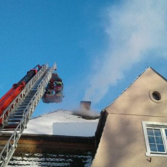 Trzy zastępy straży gaszą pożar w Chynowie