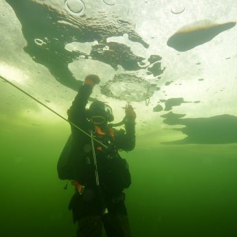 Zimowe szkolenie nurków Marynarki Wojennej Zimowe szkolenie nurków Marynarki Wojennej