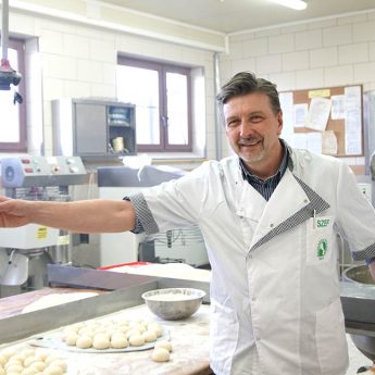 Dziś tłusty czwartek! Wiesław Żelek zaprasza po tradycyjnie wypiekane pączki! Dziś tłusty czwartek! Wiesław Żelek zaprasza po tradycyjnie wypiekane pączki!