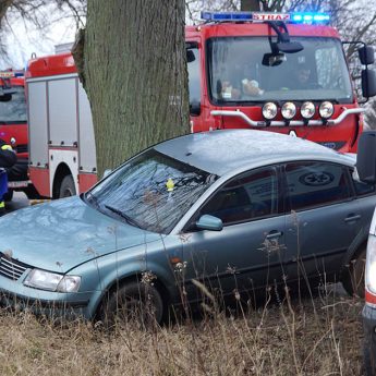 VW uderzył w drzewo! Kierowcy noga z gazu!