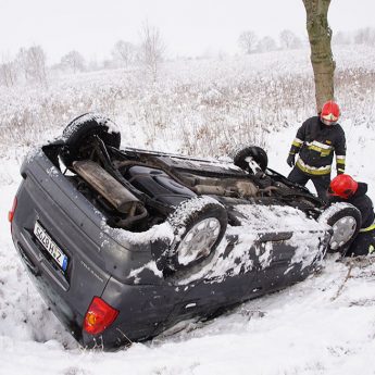 Dachowanie pod Kamieniem Pomorskim. Na drogach ślisko i niebezpiecznie! Dachowanie pod Kamieniem Pomorskim. Na drogach ślisko i niebezpiecznie!