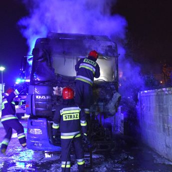 Ciągnik siodłowy stanął w ogniu! Nocny pożar w Kamieniu Pomorskim Ciągnik siodłowy stanął w ogniu! Nocny pożar w Kamieniu Pomorskim