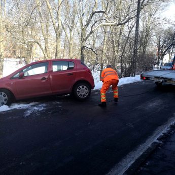 Mistrzowskie parkowanie na dwóch kołach! Auto zawisło nad fosą! [AKTUALIZACJA]