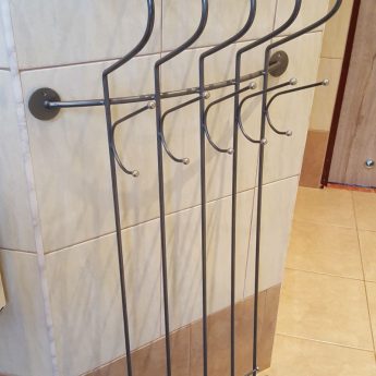 Wieszak ścienny metalowy do przedpokoju