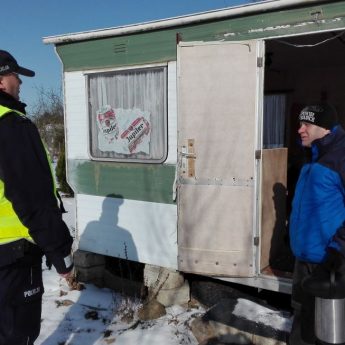 Policja i OPS sprawdzają miejsca przebywania bezdomnych. "Pomóż nam dotrzeć do potrzebujących" Policja i OPS sprawdzają miejsca przebywania bezdomnych. "Pomóż nam dotrzeć do potrzebujących"
