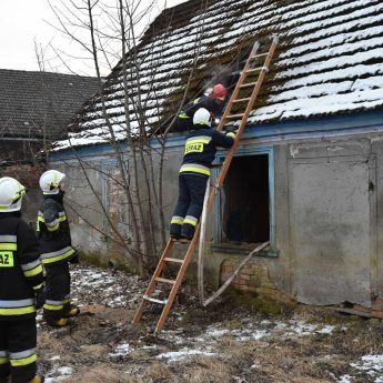 Pożar pustostanu w Niemicy. Ogień gasiły trzy zastępy straży Pożar pustostanu w Niemicy. Ogień gasiły trzy zastępy straży