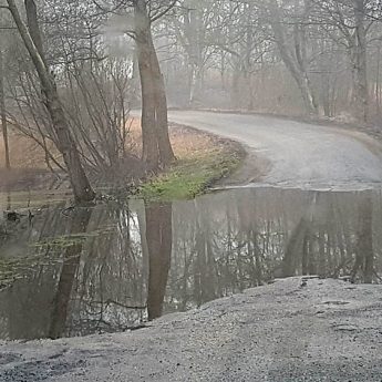Czytelnik: "Jak długo jeszcze będziemy pokonywać tą wodną zaporę?" Czytelnik: "Jak długo jeszcze będziemy pokonywać tą wodną zaporę?"