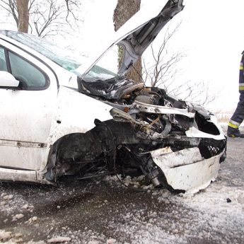 Peugeot uderzył w drzew za Strzeżewem. Kierowcy noga z gazu! Peugeot uderzył w drzew za Strzeżewem. Kierowcy noga z gazu!