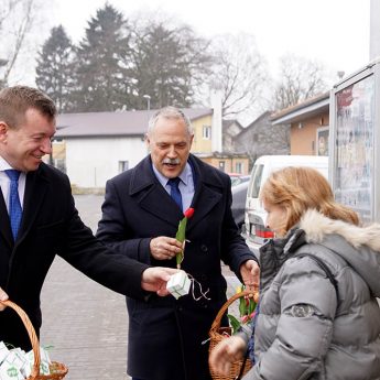 Wicemarszałek z Wicestarostą wręczali kwiaty i słodkości