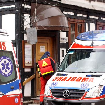 Służby medyczne zainterweniowały błyskawicznie. Mężczyzny nie udało się uratować Służby medyczne zainterweniowały błyskawicznie. Mężczyzny nie udało się uratować