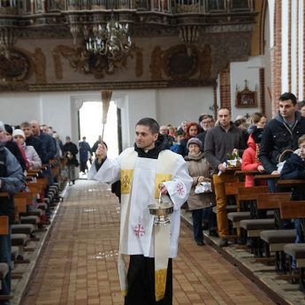 Mieszkańcy Kamienia Pomorskiego święcą pokarmy Mieszkańcy Kamienia Pomorskiego święcą pokarmy