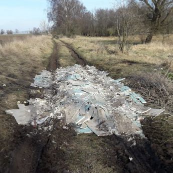 Jak nie do lasu, to na polne drogi. Ludzie wciąż wyrzucają śmieci gdzie popadnie Jak nie do lasu, to na polne drogi. Ludzie wciąż wyrzucają śmieci gdzie popadnie