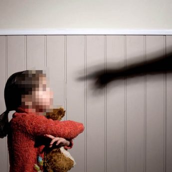 Bił, kopał, poniżał żonę i 5 - letnią córkę. Trafił w ręce policji Bił, kopał, poniżał żonę i 5 - letnią córkę. Trafił w ręce policji
