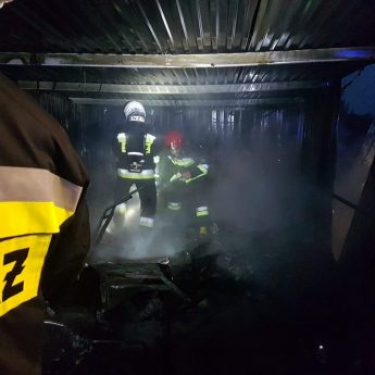 Nocny pożar w Trzebieszewie. Na miejscu cztery zastępy straży Nocny pożar w Trzebieszewie. Na miejscu cztery zastępy straży