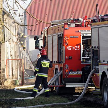 Budynek gospodarczy w ogniu. Na miejscu cztery zastępy straży Budynek gospodarczy w ogniu. Na miejscu cztery zastępy straży