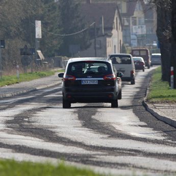 Czytelnik: Strzelający spod kół grys jest wszędzie! Czy tak powinno się naprawiać drogi?! Czytelnik: Strzelający spod kół grys jest wszędzie! Czy tak powinno się naprawiać drogi?!