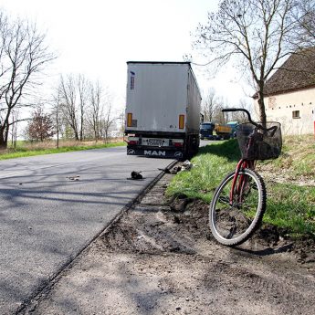 Rowerzysta stracił nogę w starciu z TIRem! Rowerzysta stracił nogę w starciu z TIRem!