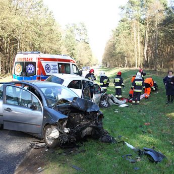 Czołowe zderzenie Toyoty i Citroena! Dwie osoby trafiły do szpitala! Czołowe zderzenie Toyoty i Citroena! Dwie osoby trafiły do szpitala!