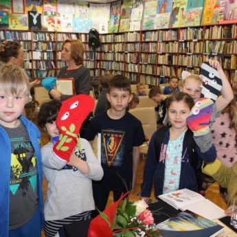 Justyna Bednarek w międzyzdrojskiej bibliotece