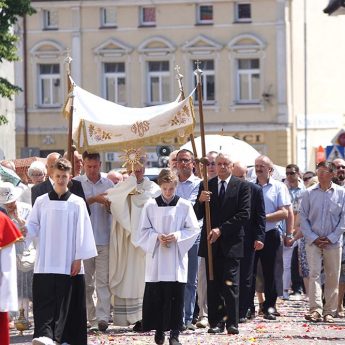 Procesja przeszła ulicami Kamienia Pomorskiego [Zdjęcia, Film]
