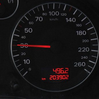 80% sprowadzonych samochodów z cofniętymi licznikami? Prokuratura wnioskuje o kary!