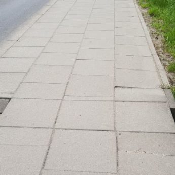 Czytelniczka ostrzega! "Niebezpieczne miejsca na chodniku w stronę Osiedla" Czytelniczka ostrzega! "Niebezpieczne miejsca na chodniku w stronę Osiedla"