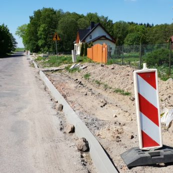 Urzędnicy Starostwa wymieniają się pismami, a chodników w Chominie i Sulikowie wciąż nie ma