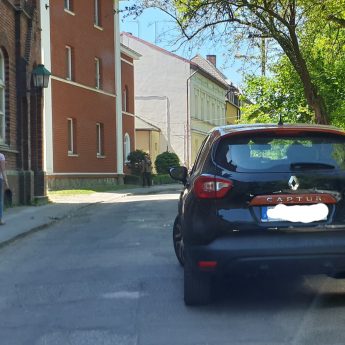 Mistrzowskie parkowanie na środku drogi! Mistrzowskie parkowanie na środku drogi!