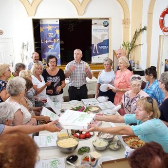 Lubią aktywnie spędzać czas. Kamieńscy emeryci uczyli się wypiekać pizzę [Zdjęcia]