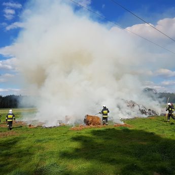 Pożar stogu pod Rarwinem. Na miejscu sześć zastępów straży Pożar stogu pod Rarwinem. Na miejscu sześć zastępów straży