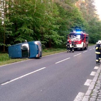 Renault wypadło z drogi w trakcie wyprzedzania