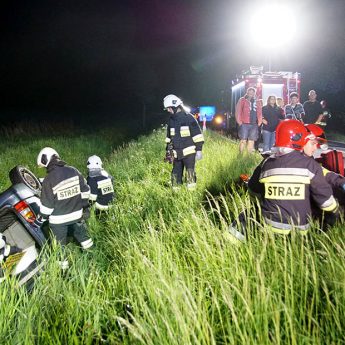 Dachowanie pod Rekowem. Dwie osoby poszkodowane Dachowanie pod Rekowem. Dwie osoby poszkodowane