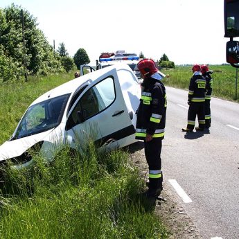 Peugeot wypadł z drogi. Jedna osoba poszkodowana Peugeot wypadł z drogi. Jedna osoba poszkodowana